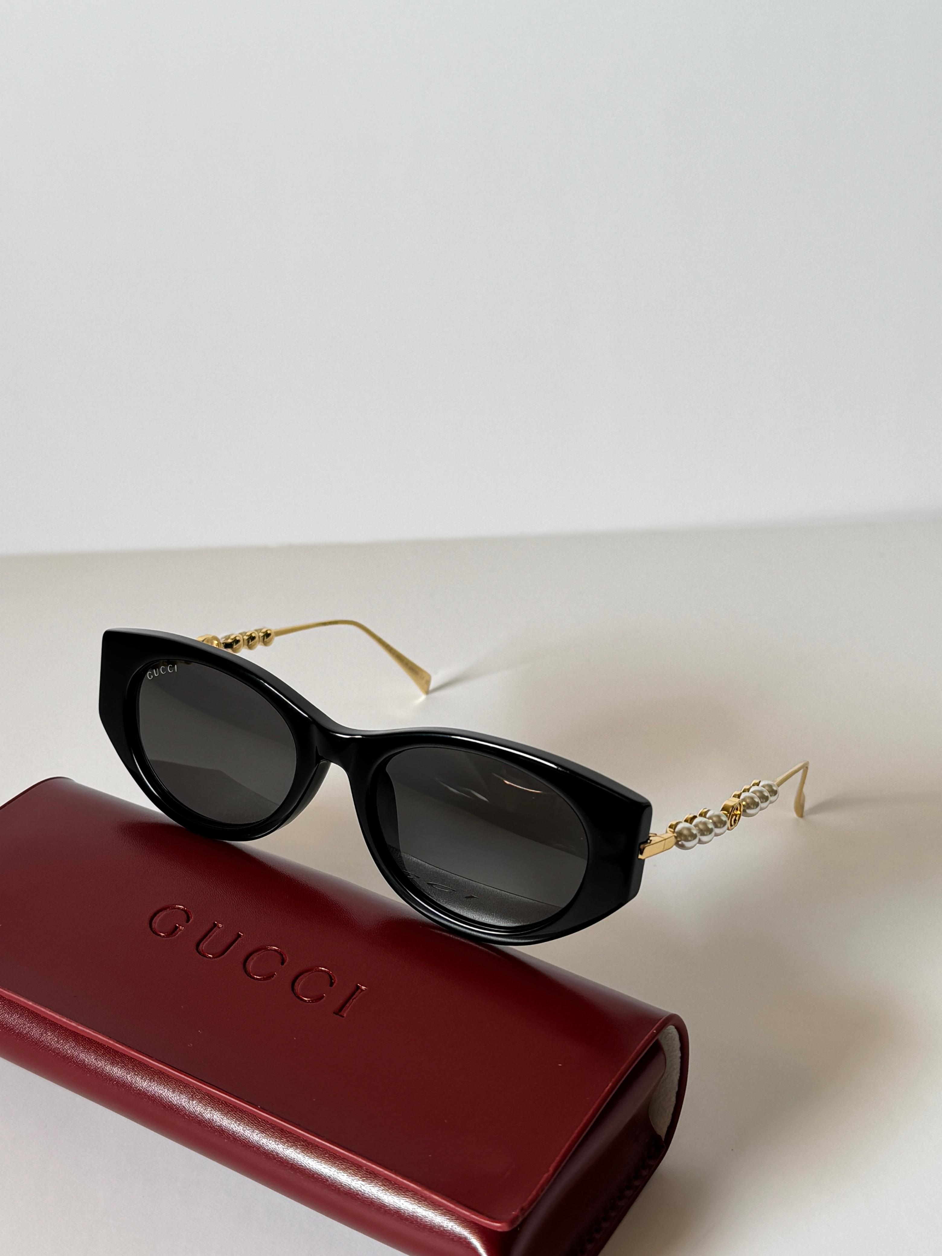 Gucci Cat-eye frame sunglasses